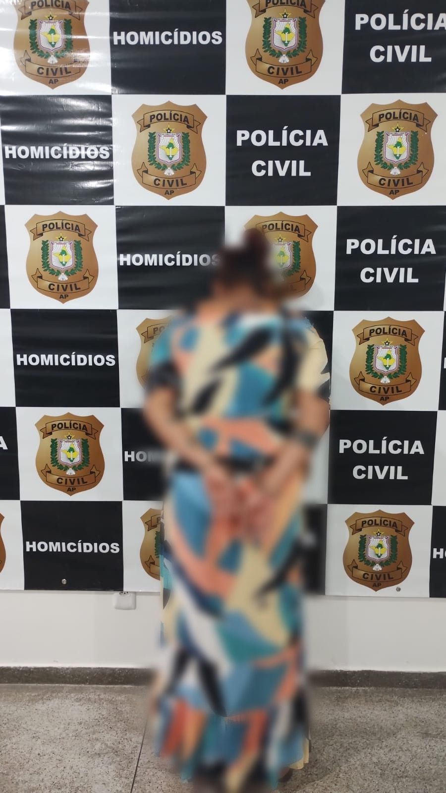 EM MACAPÁ, POLÍCIA CIVIL PRENDE MULHER ACUSADA PELA PRÁTICA DO CRIME DE HOMICÍDIO QUALIFICADO E PEDE AJUDA DA POPULAÇÃO PARA ENCONTRAR HOMEM ENVOLVIDO NO MESMO CRIME